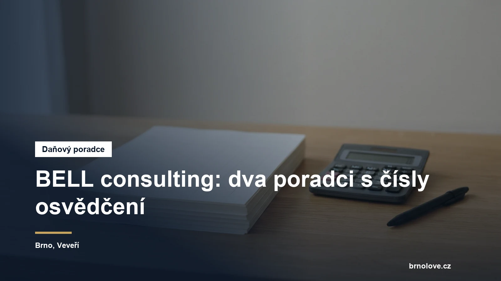 Psací stůl v daňové kanceláři s formuláři a kalkulačkou