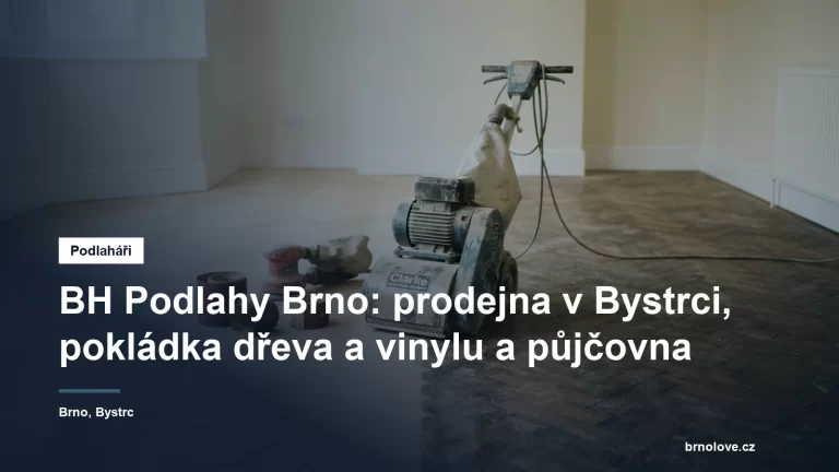 Válcová bruska na parkety uprostřed rozbroušené dubové podlahy, vedle ní role brusného papíru a okrajová bruska