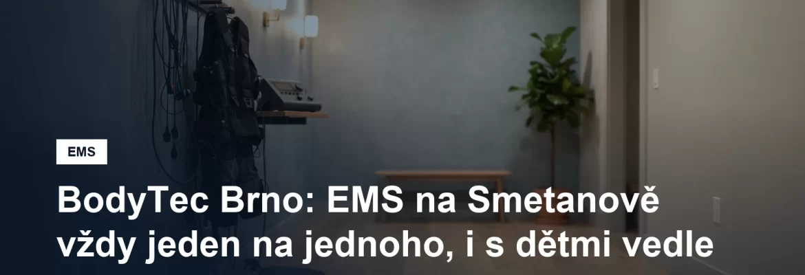 Komorní cvičební prostor s elektrodovou vestou a ručníkem, bez lidí