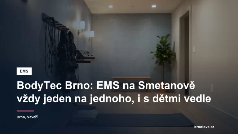 Komorní cvičební prostor s elektrodovou vestou a ručníkem, bez lidí