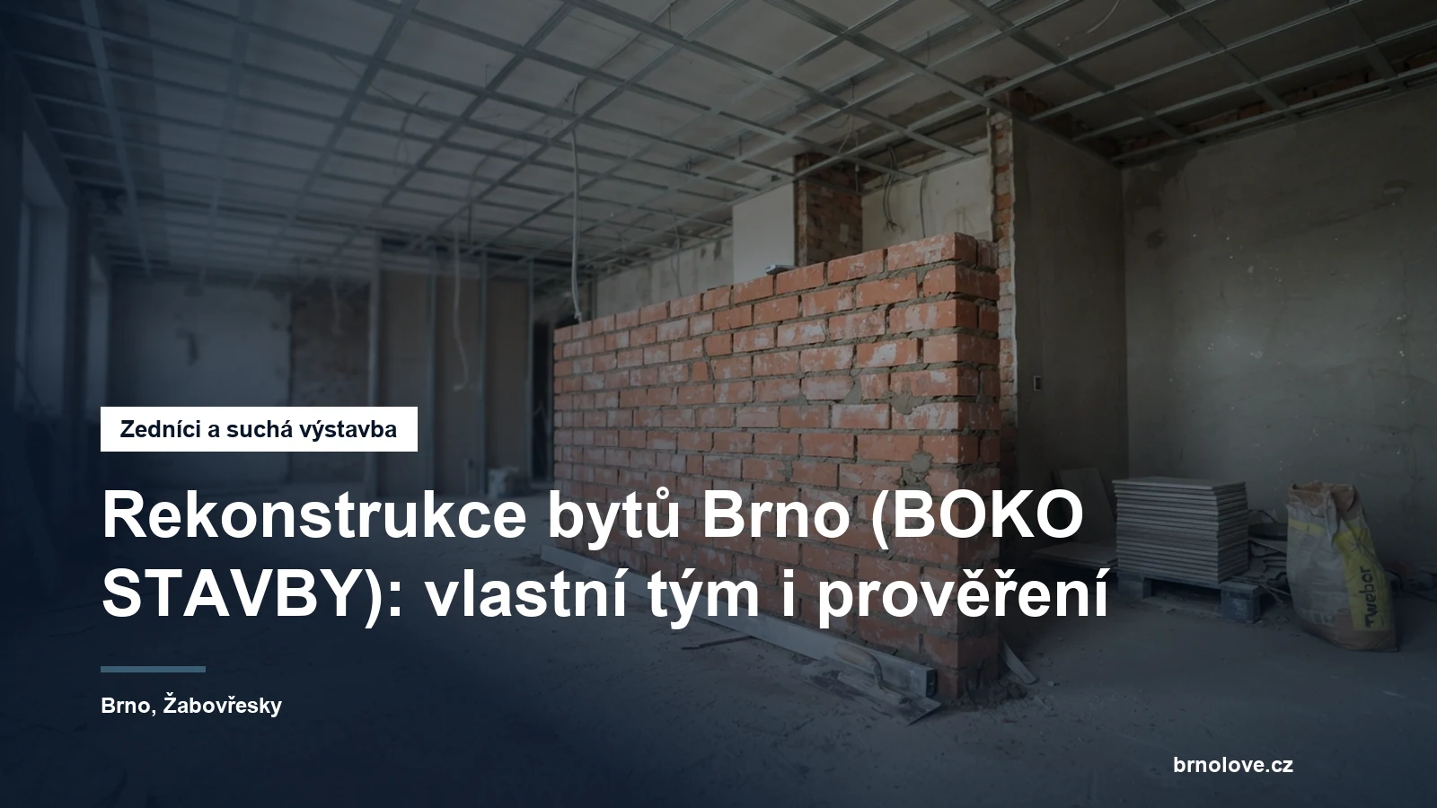 Vybouraný panelový byt v průběhu rekonstrukce, nově vyzděná příčka, rozdělaný sádrokartonový podhled a hladítko opřené o stěnu
