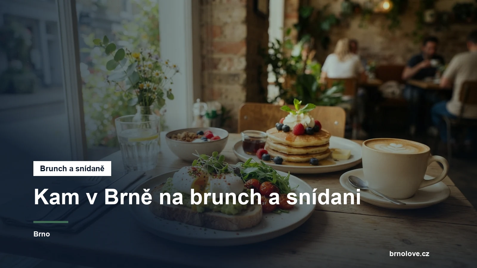 Prostřený stůl s brunchem, kávou a vejci