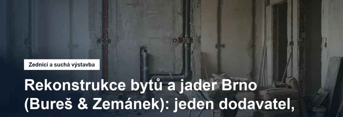 Vyklizený panelákový byt v rekonstrukci, nové rozvody ve vysekaných drážkách ve zdi a stavební kolečko s odpadem