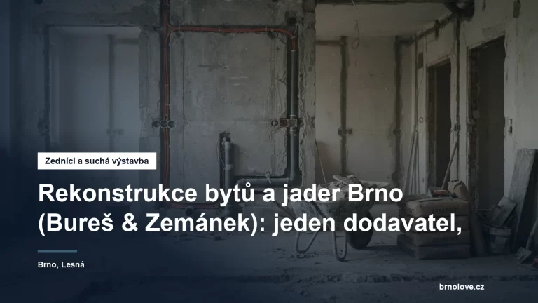 Vyklizený panelákový byt v rekonstrukci, nové rozvody ve vysekaných drážkách ve zdi a stavební kolečko s odpadem