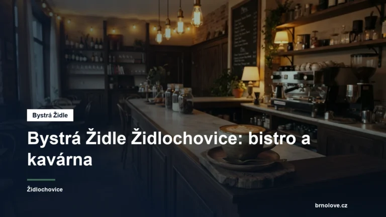 Šálek výběrové kávy na stole bistra