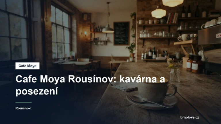 Šálek kávy na stole v kavárně