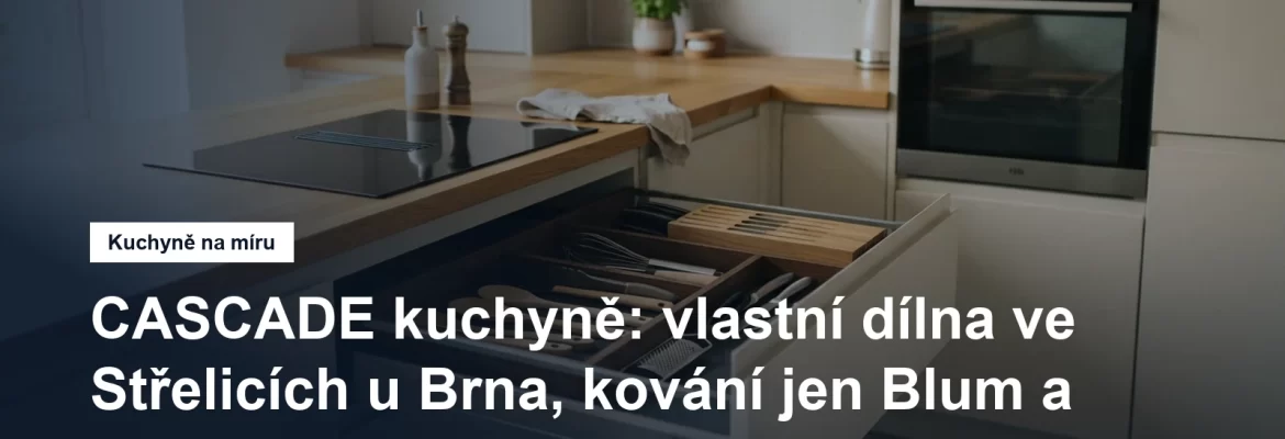 Kuchyňská linka na míru se světlými bezúchytkovými dvířky a dřevěnou pracovní deskou, otevřená zásuvka s kovovým výsuvem v popředí