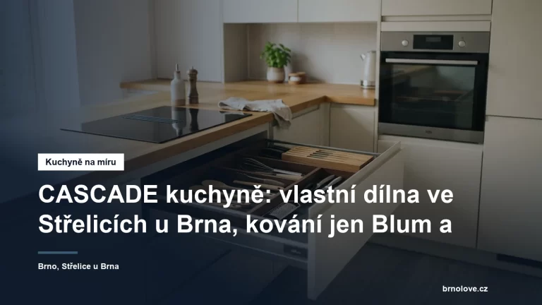 Kuchyňská linka na míru se světlými bezúchytkovými dvířky a dřevěnou pracovní deskou, otevřená zásuvka s kovovým výsuvem v popředí