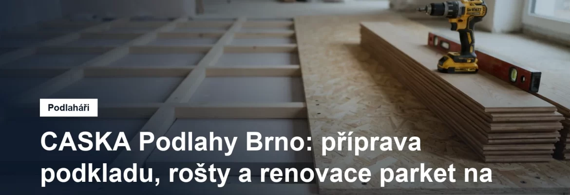 Dřevěný rošt s vloženou tepelnou izolací na betonové desce, vedle připravené masivní palubky a aku šroubovák