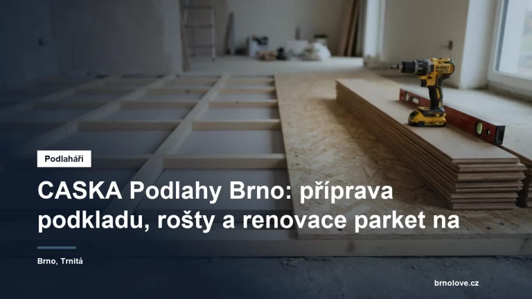 Dřevěný rošt s vloženou tepelnou izolací na betonové desce, vedle připravené masivní palubky a aku šroubovák