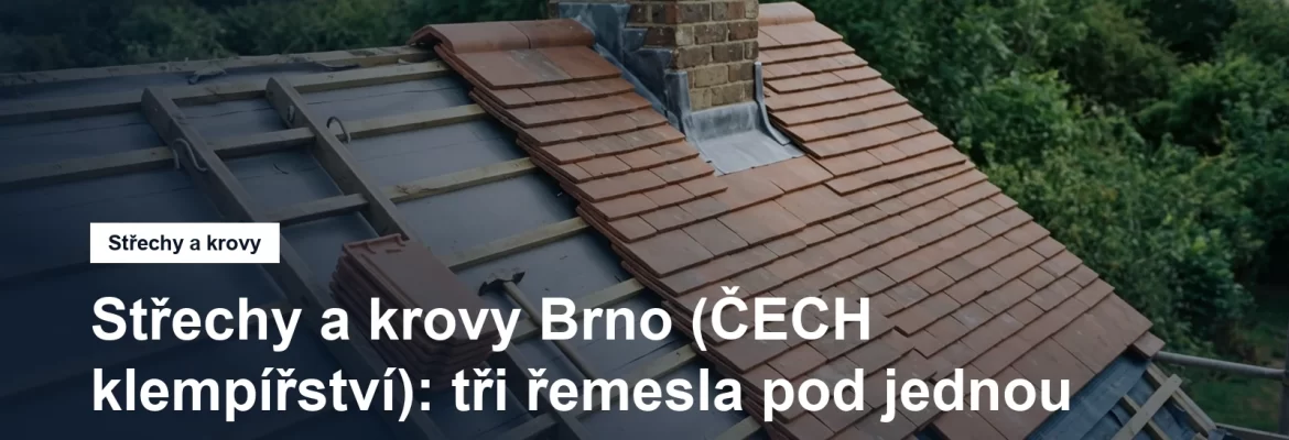 Šikmá střecha s novou pálenou krytinou a měděným oplechováním u komína, v pozadí latě a podstřešní fólie na nedokončené části