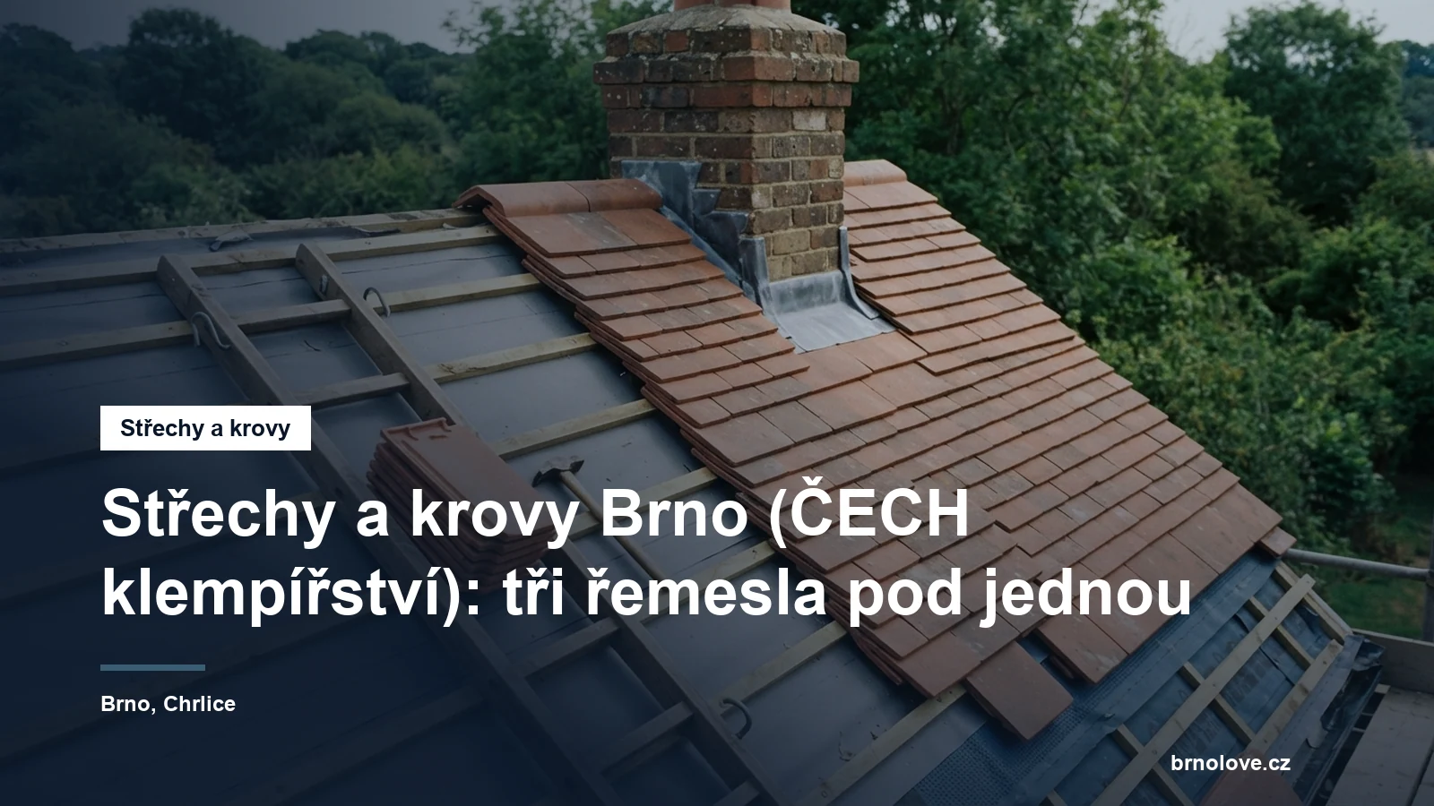 Šikmá střecha s novou pálenou krytinou a měděným oplechováním u komína, v pozadí latě a podstřešní fólie na nedokončené části