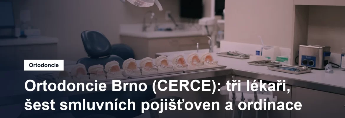 Ortodontická ordinace s křeslem a lampou, na pracovní desce sada modelů chrupu se snímacími aparáty