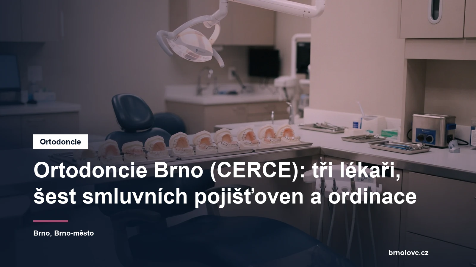 Ortodontická ordinace s křeslem a lampou, na pracovní desce sada modelů chrupu se snímacími aparáty