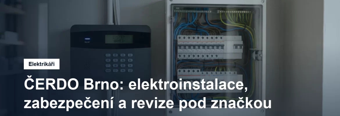 Nová ústředna zabezpečovacího systému a rozvaděč na stěně technické místnosti rodinného domu