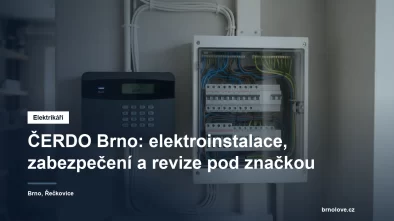 Nová ústředna zabezpečovacího systému a rozvaděč na stěně technické místnosti rodinného domu