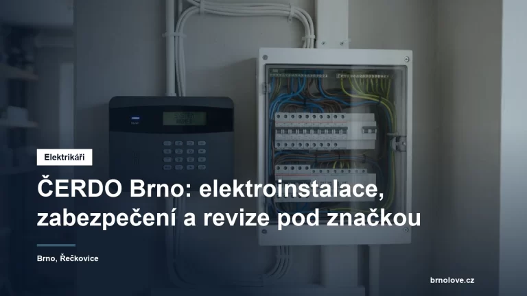 Nová ústředna zabezpečovacího systému a rozvaděč na stěně technické místnosti rodinného domu