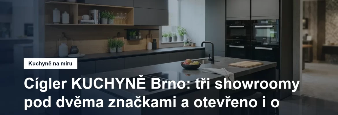 Vystavená bezúchytková kuchyně ve světlém showroomu, ostrůvek s indukční deskou a odsavačem zabudovaným přímo do pracovní desky