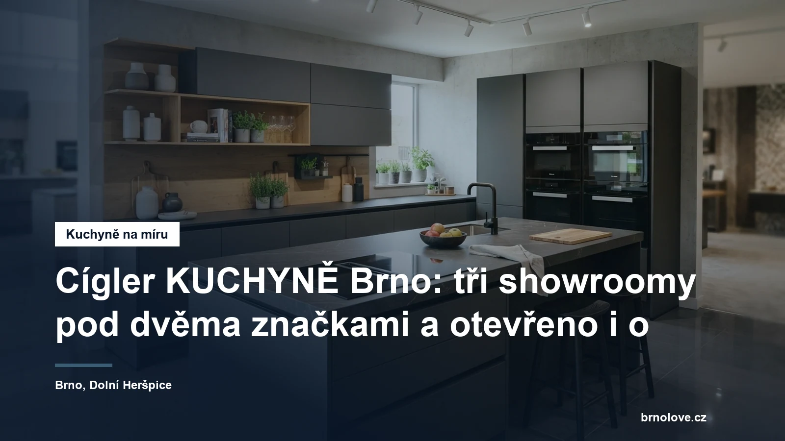 Vystavená bezúchytková kuchyně ve světlém showroomu, ostrůvek s indukční deskou a odsavačem zabudovaným přímo do pracovní desky