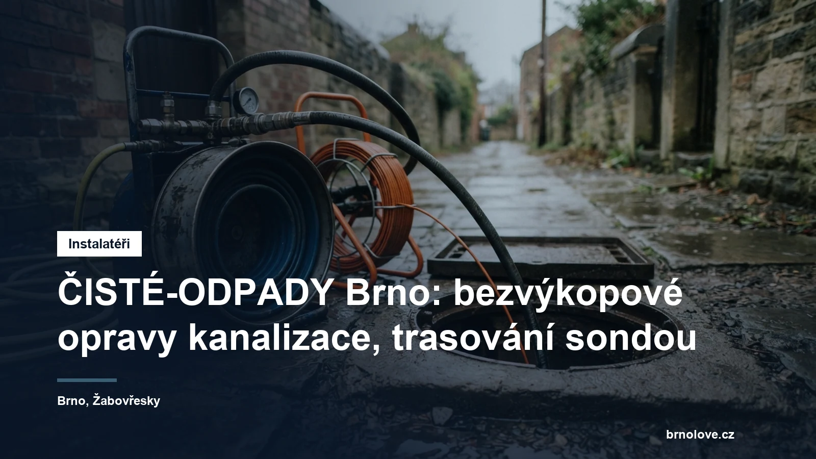 Sanační rukávec a tlačná kamera připravené u otevřené revizní šachty kanalizace před bezvýkopovou opravou
