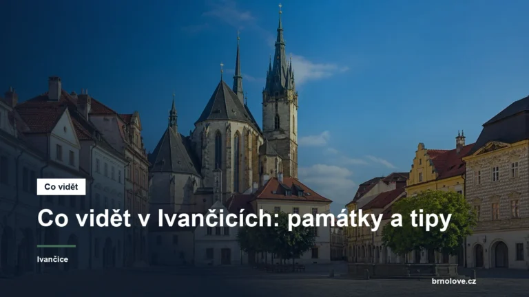 Kostelní věž a náměstí ve městě