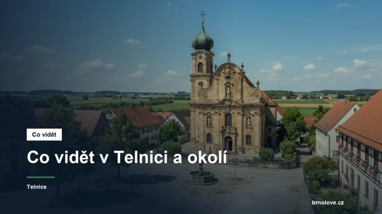 Kostel a náves v obci