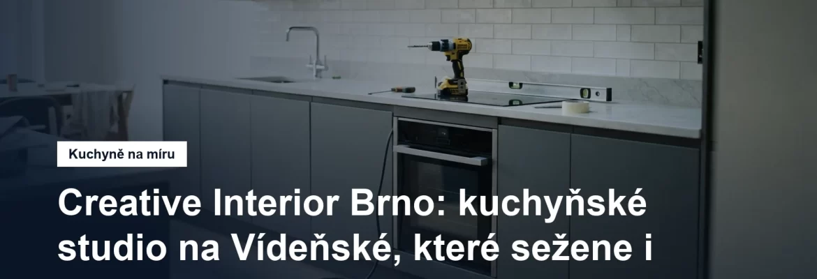 Rozpracovaná kuchyňská linka na míru s bezúchytkovými dvířky, vedle ní vrtačka a nezapojená vestavná trouba