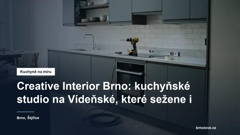 Rozpracovaná kuchyňská linka na míru s bezúchytkovými dvířky, vedle ní vrtačka a nezapojená vestavná trouba