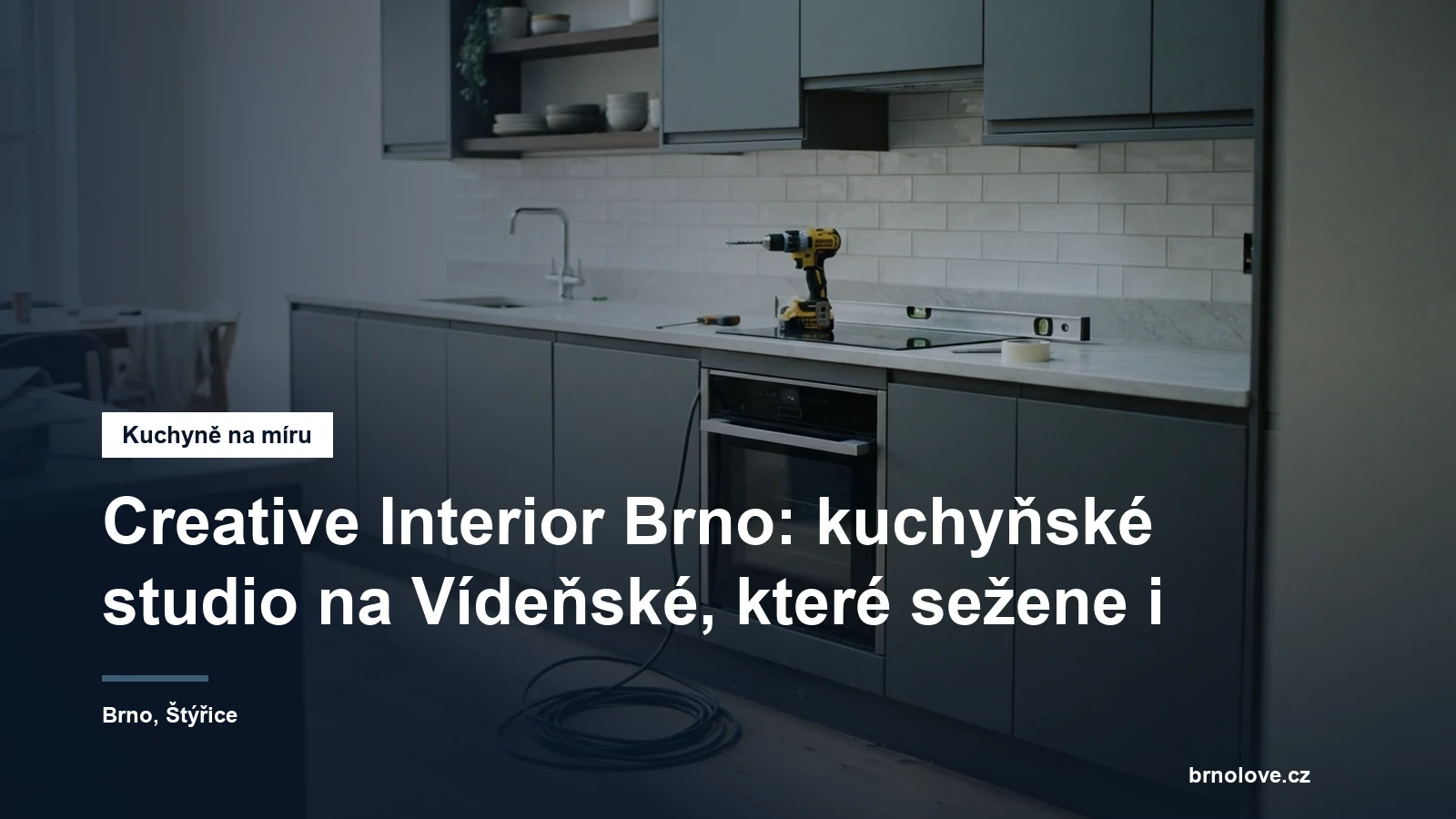 Rozpracovaná kuchyňská linka na míru s bezúchytkovými dvířky, vedle ní vrtačka a nezapojená vestavná trouba
