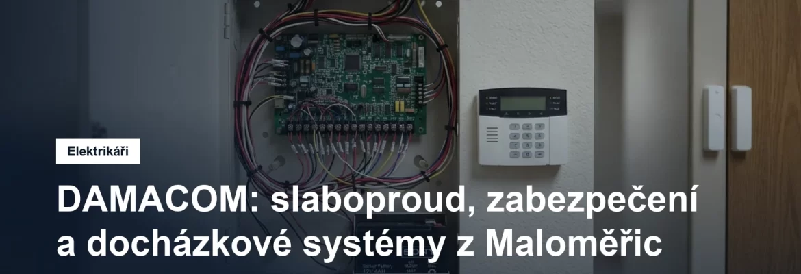 Otevřená skříň ústředny zabezpečovacího systému se svorkovnicí a zapojenou slaboproudou kabeláží na stěně chodby