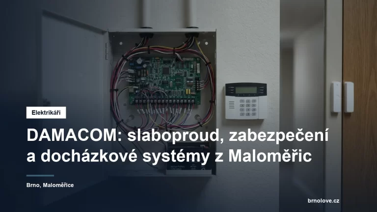 Otevřená skříň ústředny zabezpečovacího systému se svorkovnicí a zapojenou slaboproudou kabeláží na stěně chodby