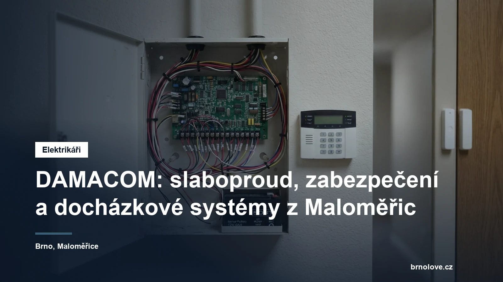 Otevřená skříň ústředny zabezpečovacího systému se svorkovnicí a zapojenou slaboproudou kabeláží na stěně chodby