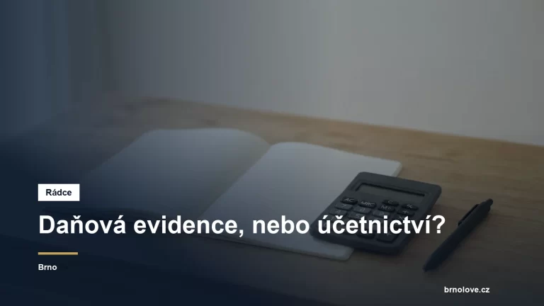 Sešit a kalkulačka na stole podnikatele