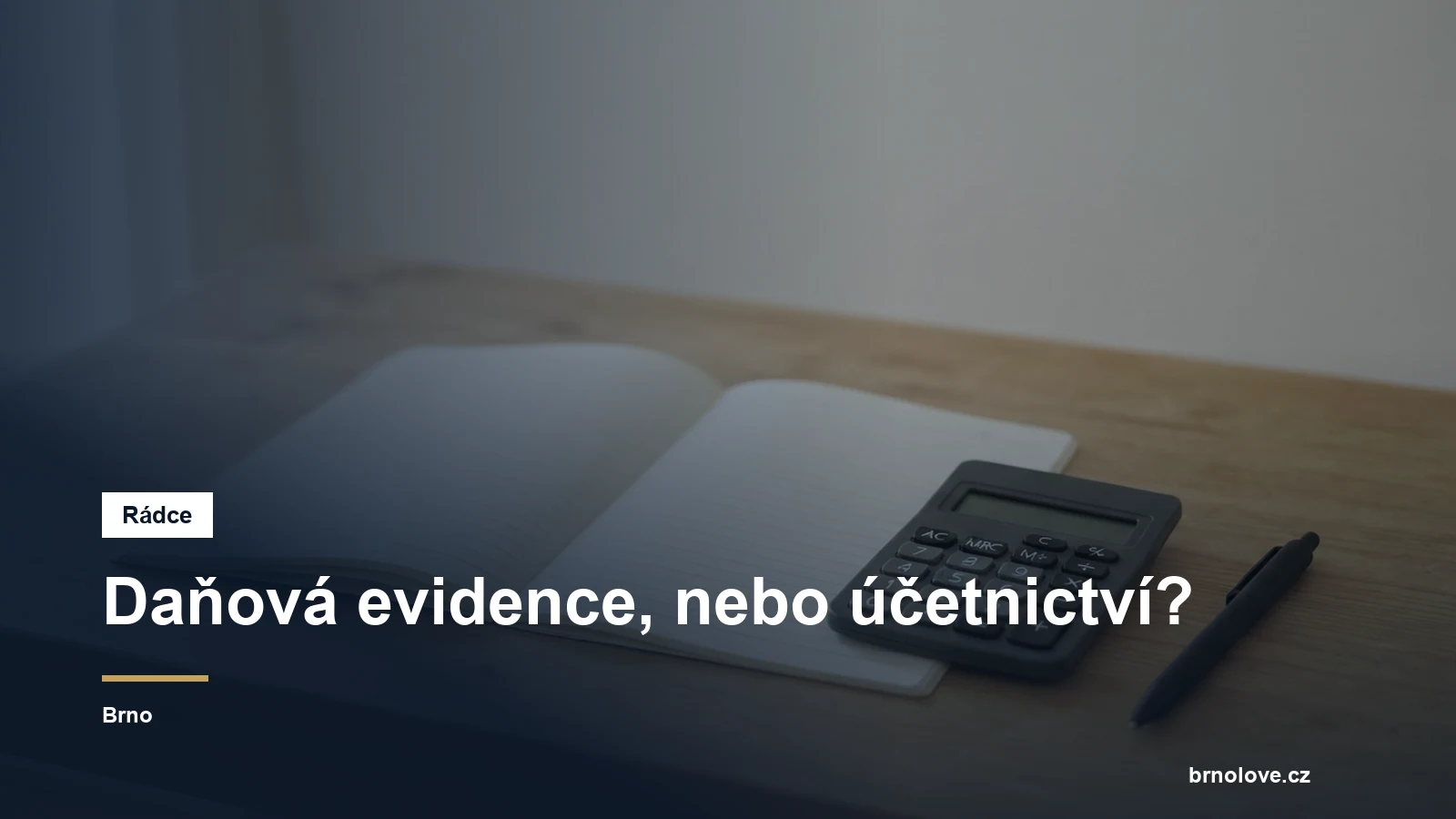 Sešit a kalkulačka na stole podnikatele