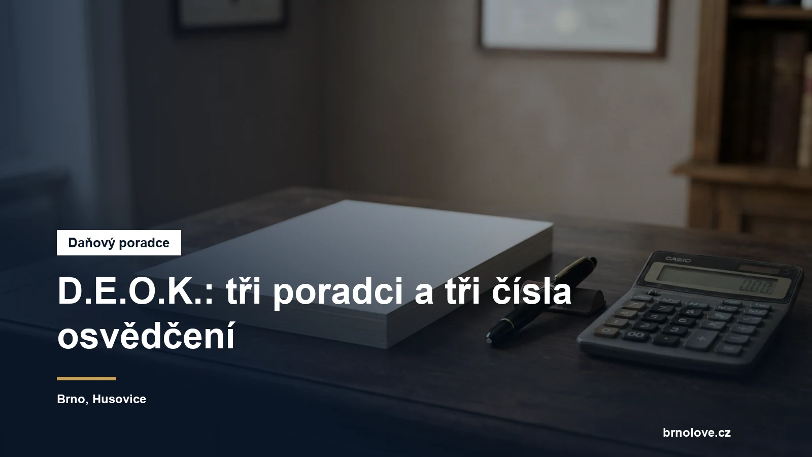 Papíry a kalkulačka na stole starší daňové kanceláře