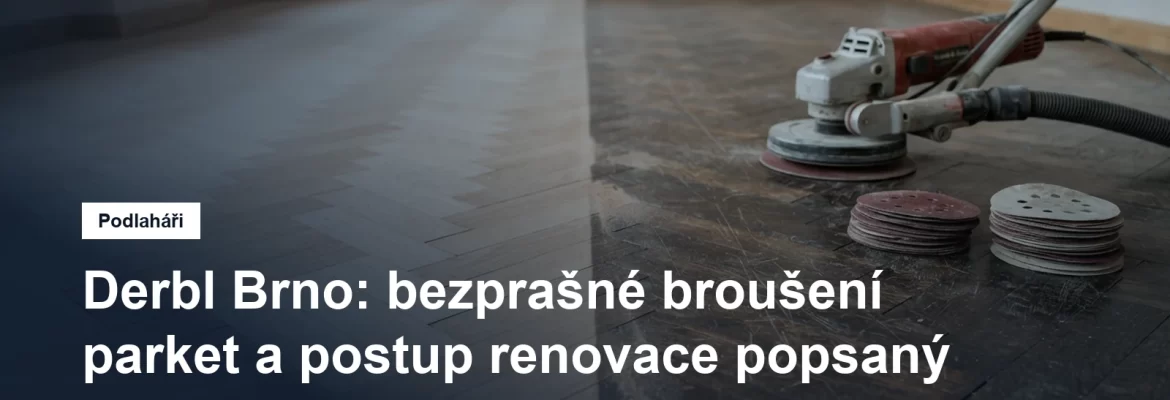 Staré dubové parkety ve vzoru stromeček, jedna polovina obroušená do světlého dřeva, druhá ještě s tmavým opotřebeným lakem, vedle nich kotoučová bruska a brusné papíry