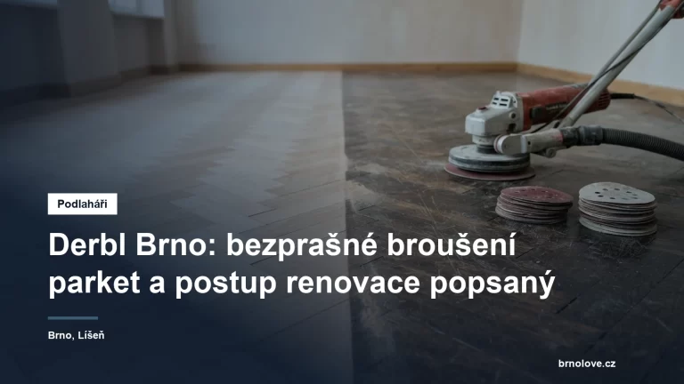 Staré dubové parkety ve vzoru stromeček, jedna polovina obroušená do světlého dřeva, druhá ještě s tmavým opotřebeným lakem, vedle nich kotoučová bruska a brusné papíry