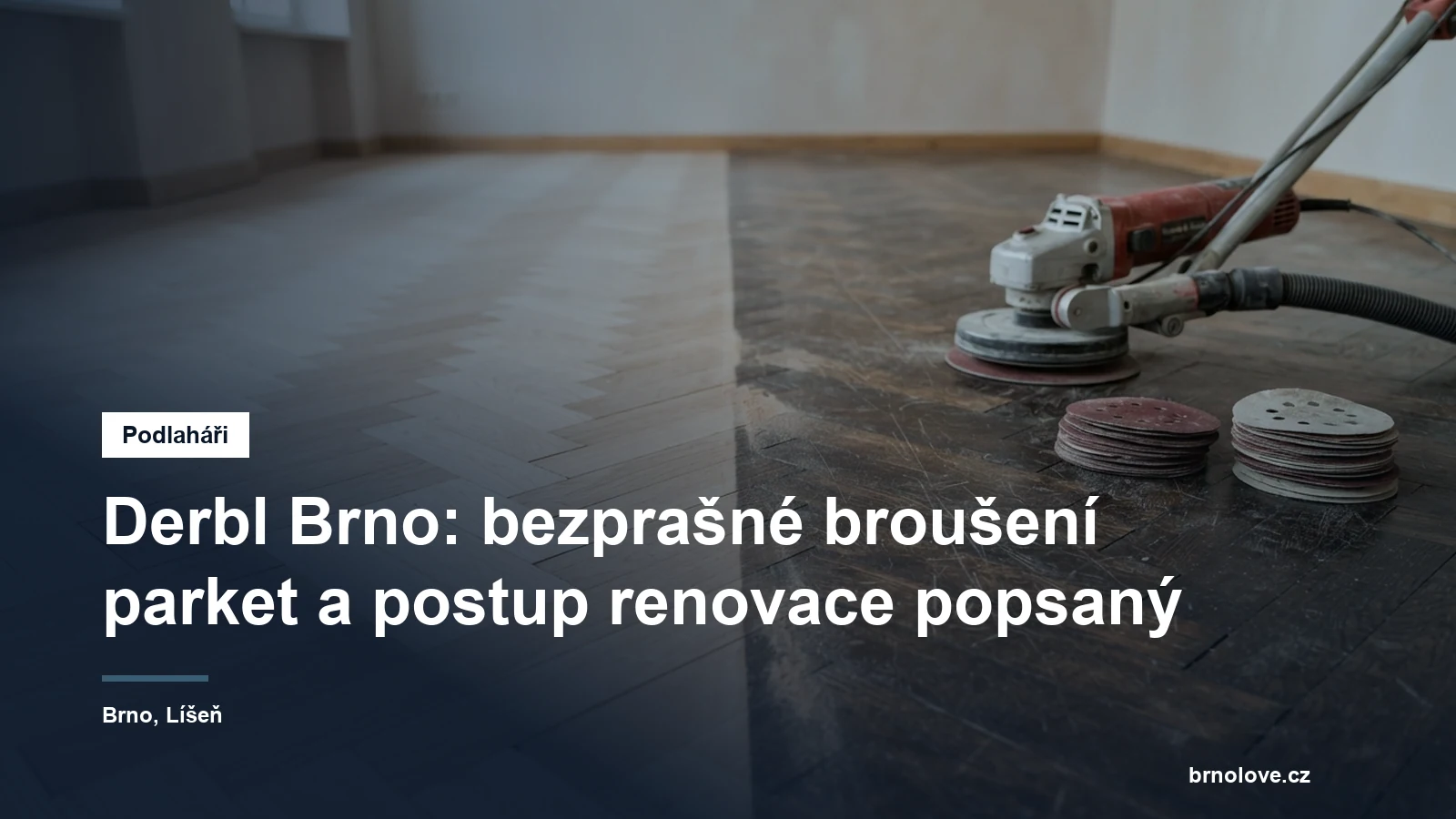 Staré dubové parkety ve vzoru stromeček, jedna polovina obroušená do světlého dřeva, druhá ještě s tmavým opotřebeným lakem, vedle nich kotoučová bruska a brusné papíry