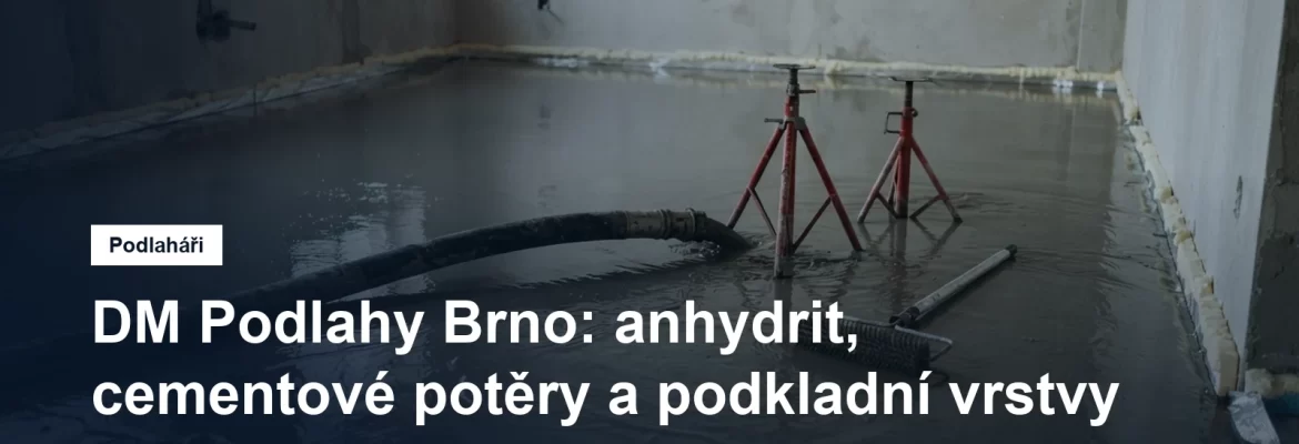 Čerstvě litý anhydritový potěr rozlévající se po fólii a polystyrenu v rozestavěném pokoji, vedle hadice čerpadla a nivelační trojnožky