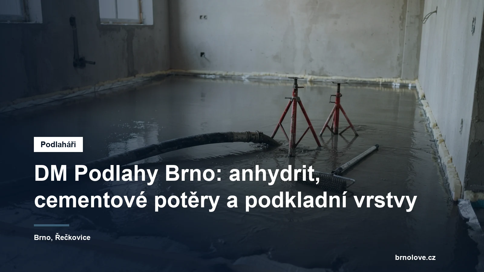 Čerstvě litý anhydritový potěr rozlévající se po fólii a polystyrenu v rozestavěném pokoji, vedle hadice čerpadla a nivelační trojnožky