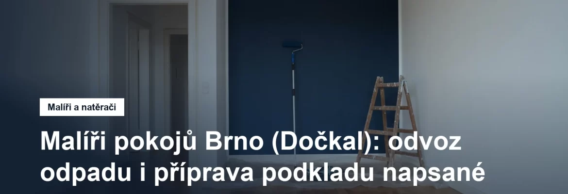 Čerstvě vymalovaný prázdný pokoj s jednou tmavě modrou stěnou, na parketách složená zakrývací fólie, váleček na teleskopické tyči a štafle