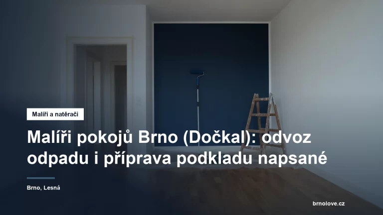 Čerstvě vymalovaný prázdný pokoj s jednou tmavě modrou stěnou, na parketách složená zakrývací fólie, váleček na teleskopické tyči a štafle