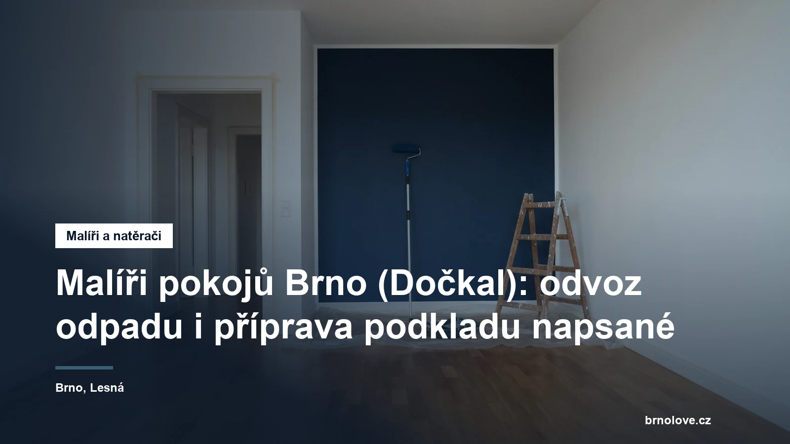 Čerstvě vymalovaný prázdný pokoj s jednou tmavě modrou stěnou, na parketách složená zakrývací fólie, váleček na teleskopické tyči a štafle