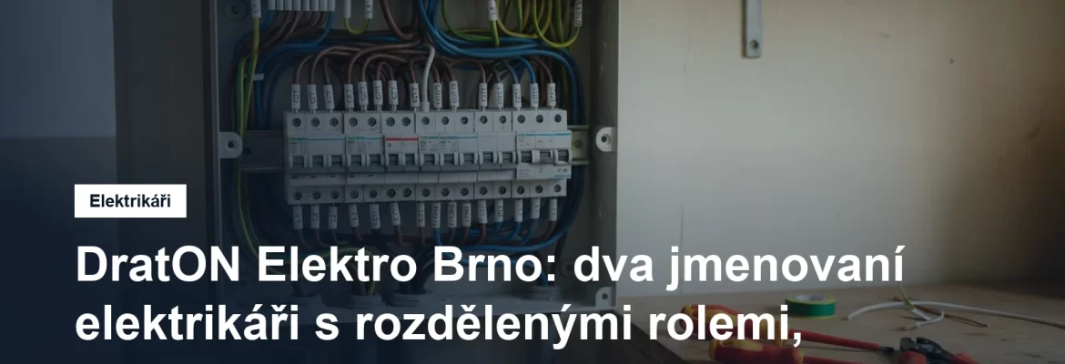 Elektrikář zapojuje jističe v novém bytovém rozvaděči, vedle leží kabely a instalační nářadí
