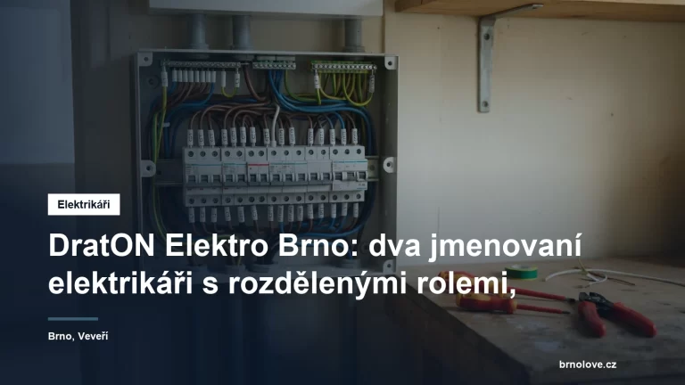 Elektrikář zapojuje jističe v novém bytovém rozvaděči, vedle leží kabely a instalační nářadí