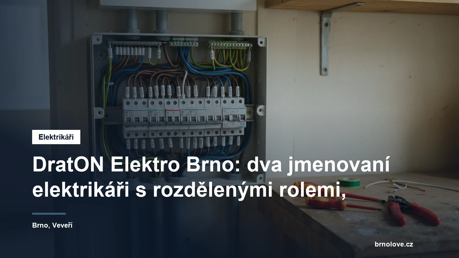 Elektrikář zapojuje jističe v novém bytovém rozvaděči, vedle leží kabely a instalační nářadí