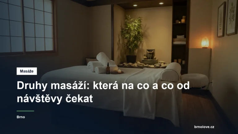 Masážní místnost s lehátkem, ručníky a oleji