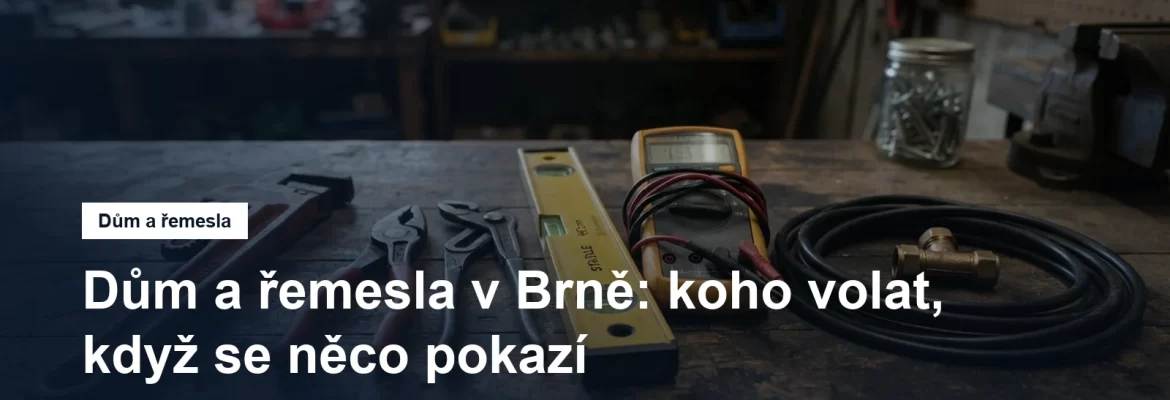 Řemeslné nářadí na dřevěném ponku, kleště, měřicí přístroj a trubkový klíč