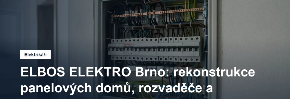 Nový elektroměrový rozvaděč nízkého napětí s jističi a svorkovnicí ve společné chodbě panelového domu
