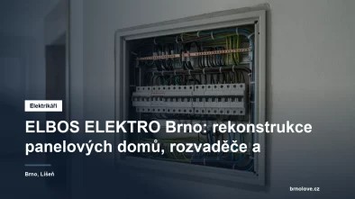 Nový elektroměrový rozvaděč nízkého napětí s jističi a svorkovnicí ve společné chodbě panelového domu
